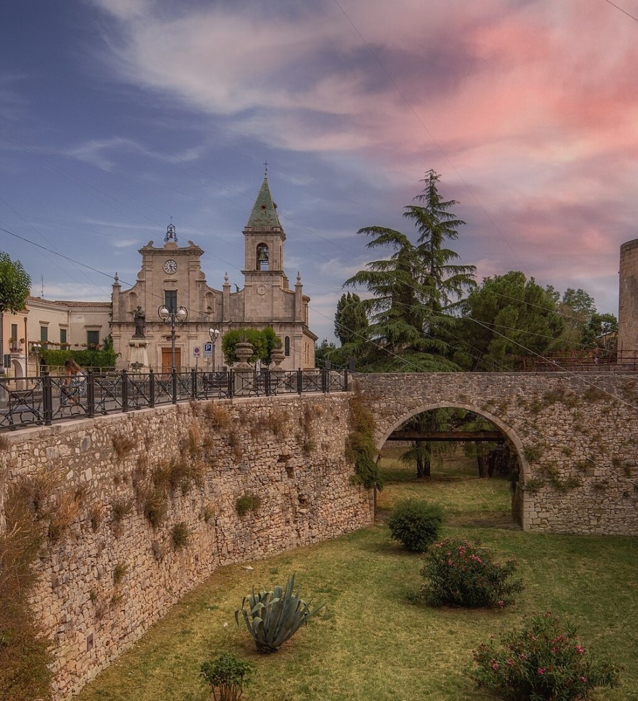 Venosa photo attributed to Nicola Abbrescia, used in accordance with https://creativecommons.org/licenses/by-sa/4.0/